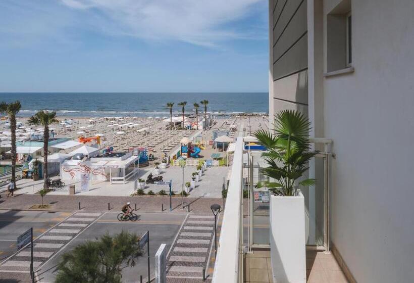 Hotel Augustus  Davanti A Noi C è Solo Il Mare