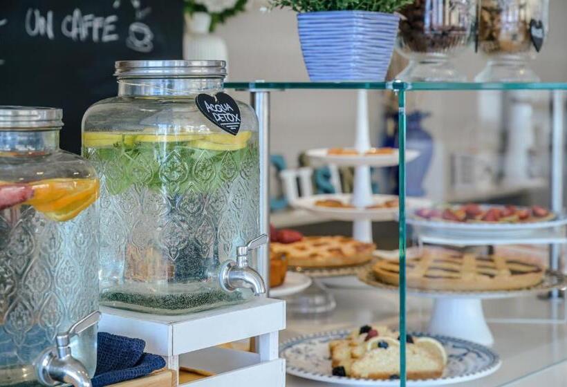 Hotel Augustus  Davanti A Noi C è Solo Il Mare