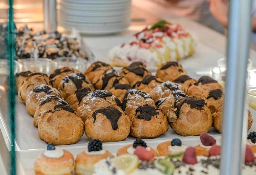 Hotel Augustus  Davanti A Noi C è Solo Il Mare