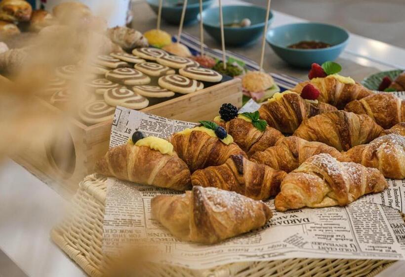 Hotel Augustus  Davanti A Noi C è Solo Il Mare