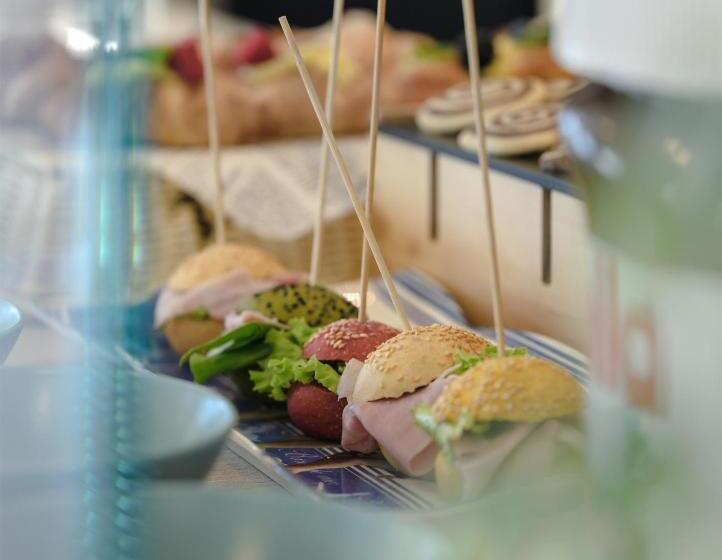 Hotel Augustus  Davanti A Noi C è Solo Il Mare