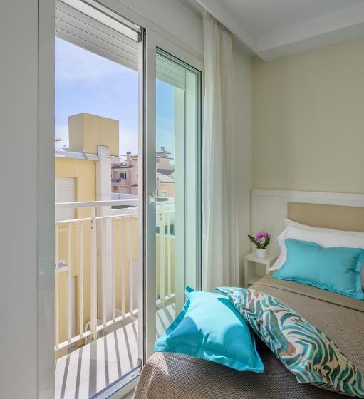 Hotel Augustus  Davanti A Noi C è Solo Il Mare