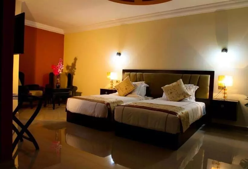 Hotel Queen Plaza