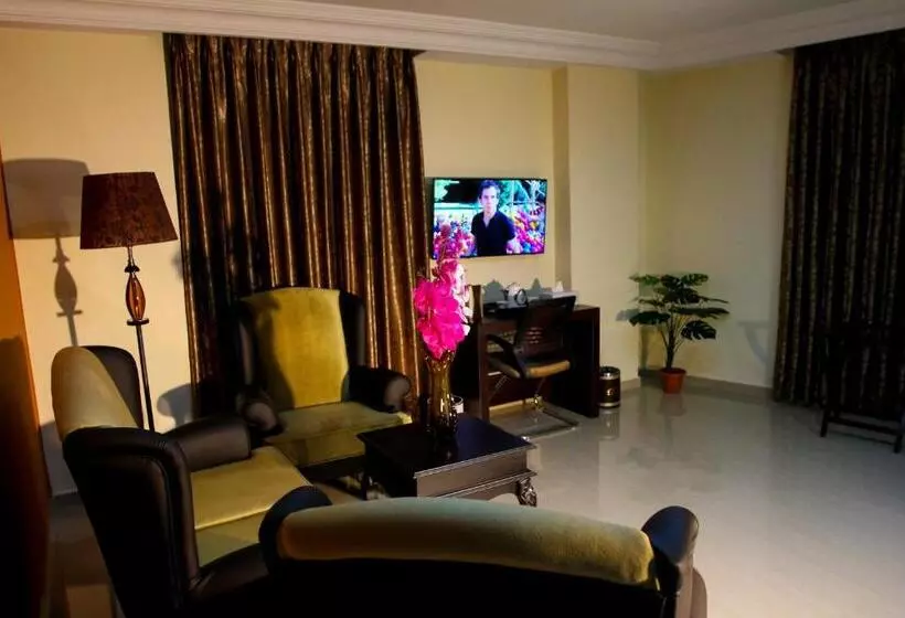 Hotel Queen Plaza