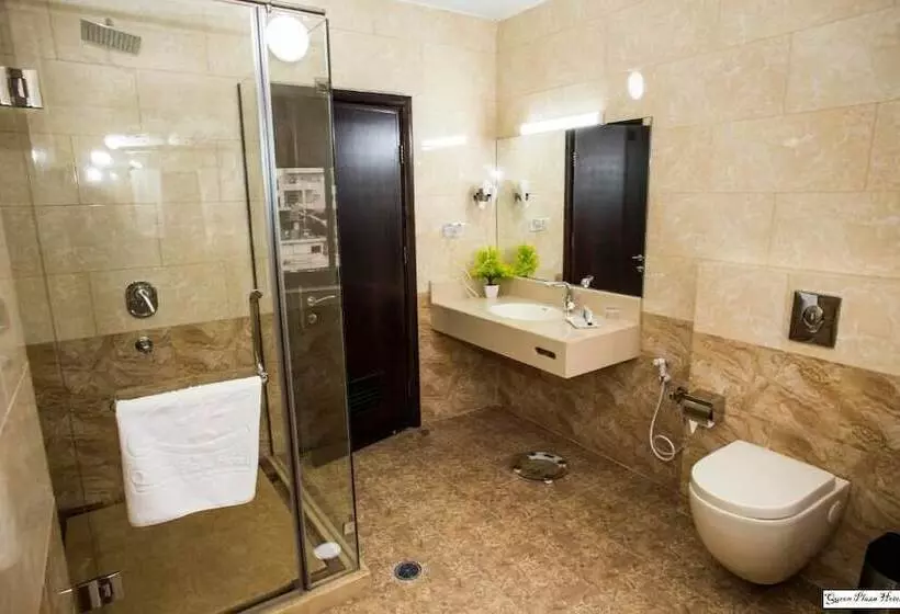 Hotel Queen Plaza