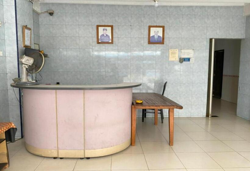 Oyo 93781 Hotel California 2