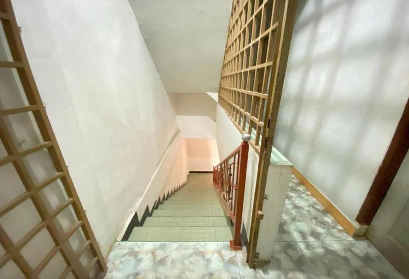 Oyo 93781 Hotel California 2