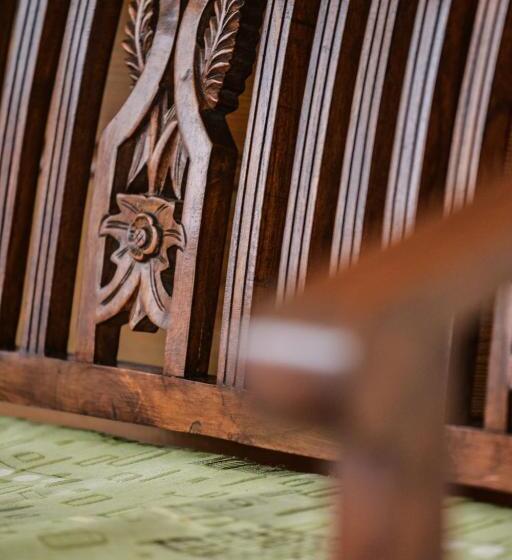 تختخواب و صبحانه Orky Mel