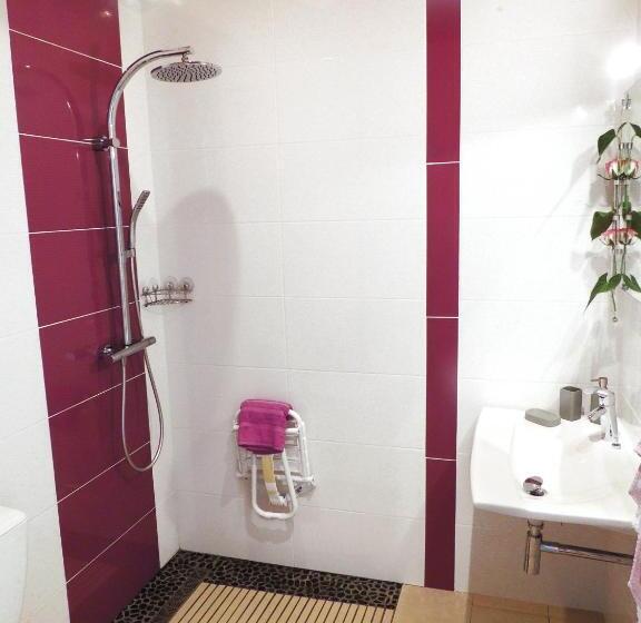 تختخواب و صبحانه Orky Mel