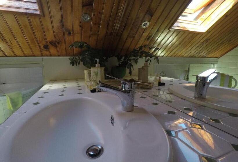 تختخواب و صبحانه Orky Mel