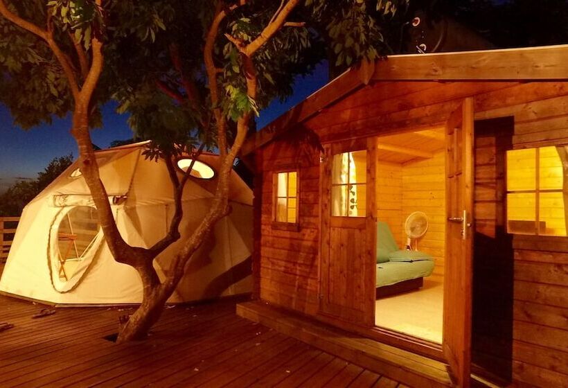 בית מלון כפרי Bubble Dome Village