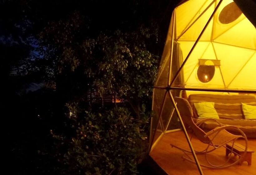 בית מלון כפרי Bubble Dome Village