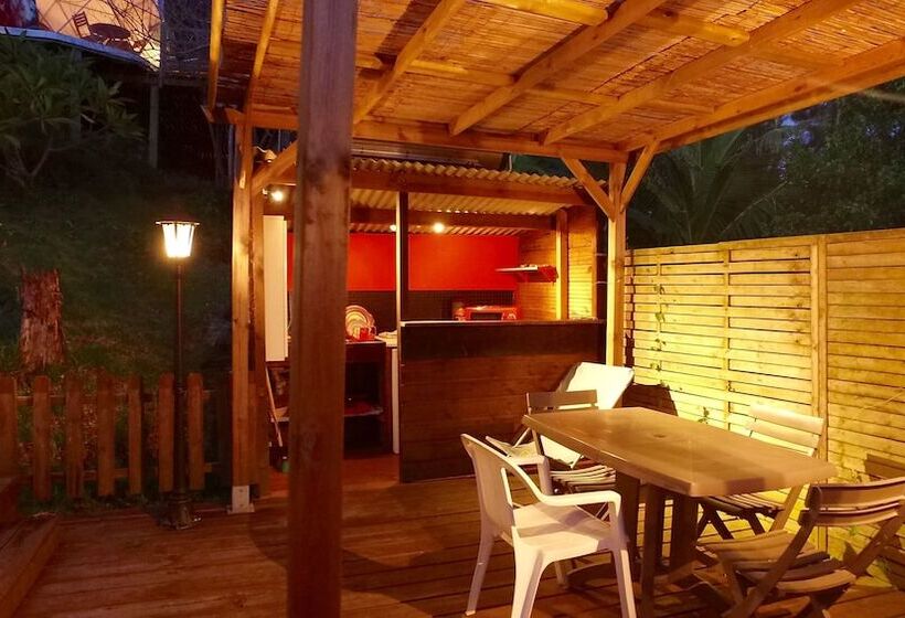 בית מלון כפרי Bubble Dome Village