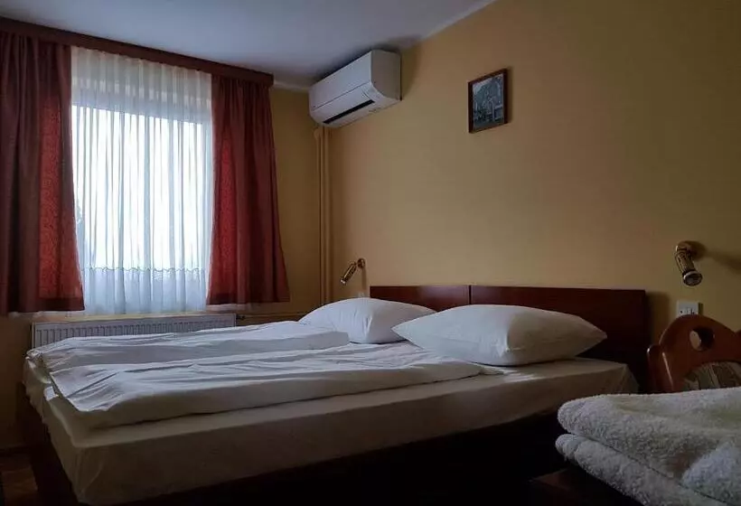هتل Roškar
