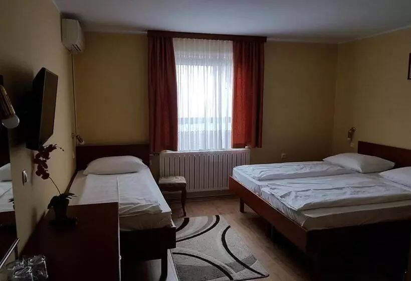 هتل Roškar