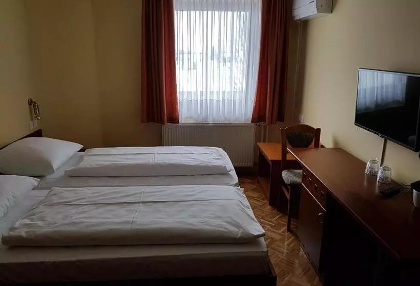 هتل Roškar