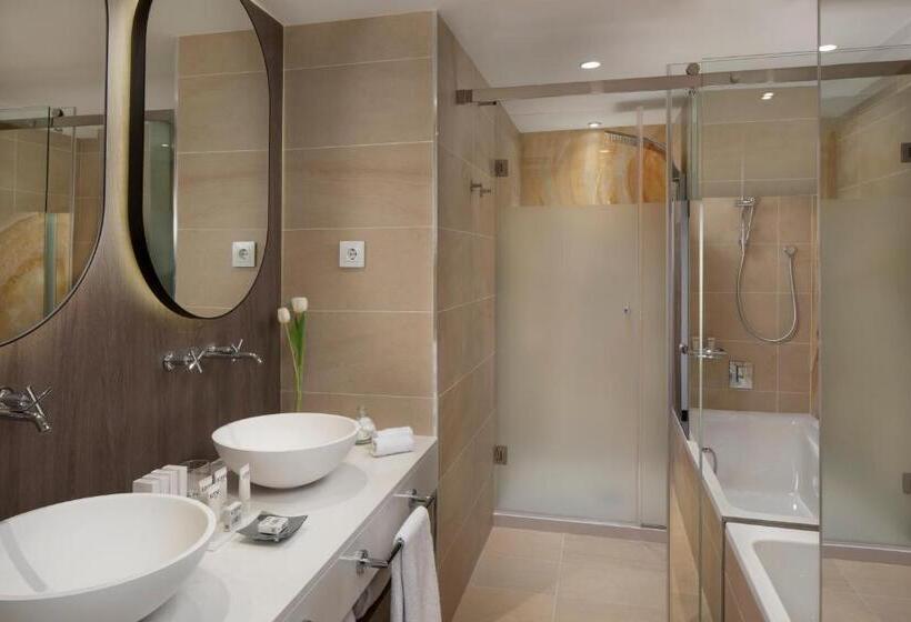 هتل The Level at Meliá Castilla