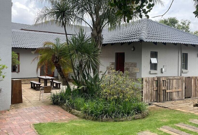 Bed and Breakfast Africa Footprints Guest House