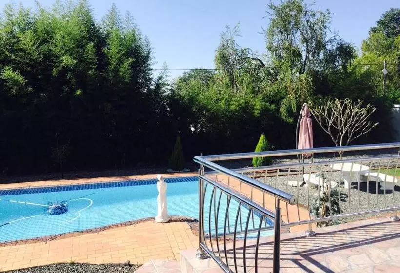 تختخواب و صبحانه Logos Guest House