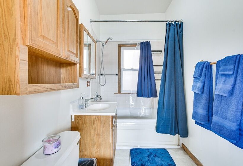 8 Mi To Chicago: Oak Park Home W/ Fenced Backyard!