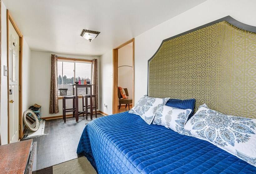 8 Mi To Chicago: Oak Park Home W/ Fenced Backyard!