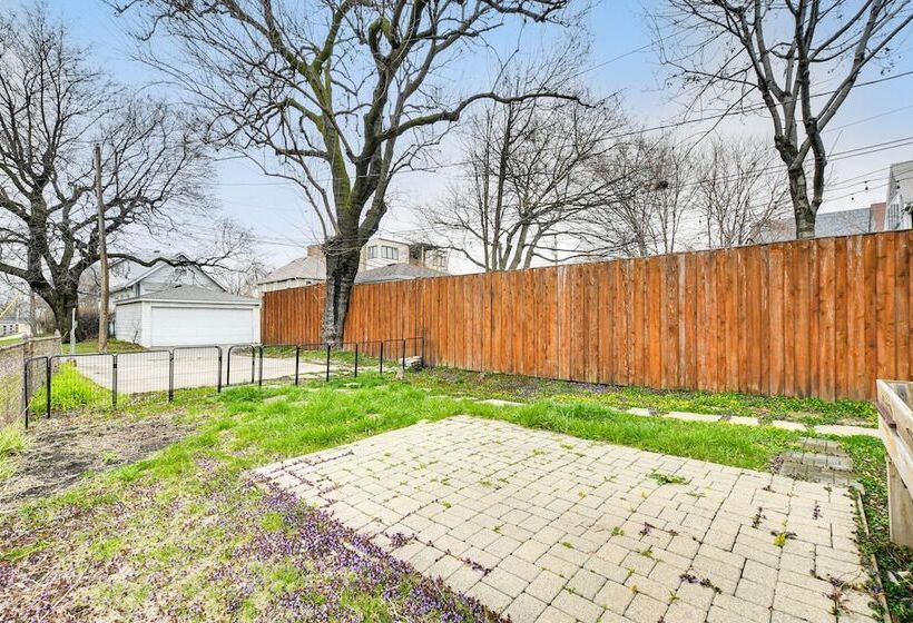 8 Mi To Chicago: Oak Park Home W/ Fenced Backyard!