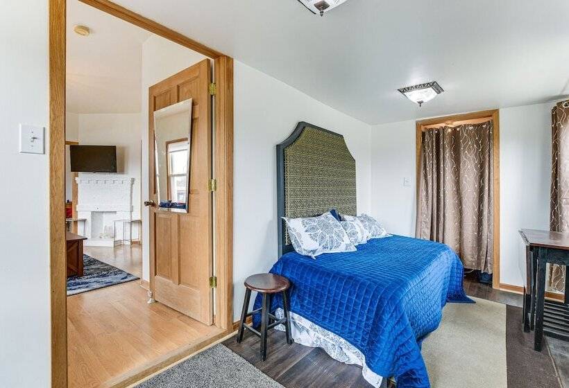 8 Mi To Chicago: Oak Park Home W/ Fenced Backyard!