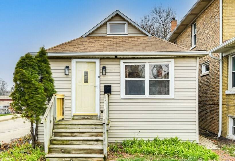 8 Mi To Chicago: Oak Park Home W/ Fenced Backyard!