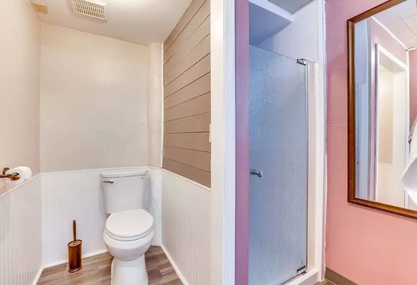 Family Friendly Ontario Home In Central Location!