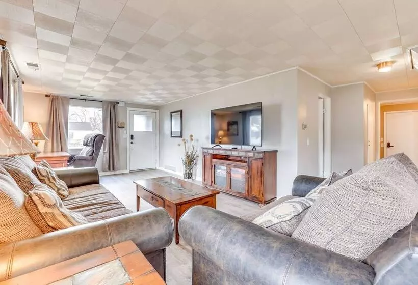 Family Friendly Ontario Home In Central Location!