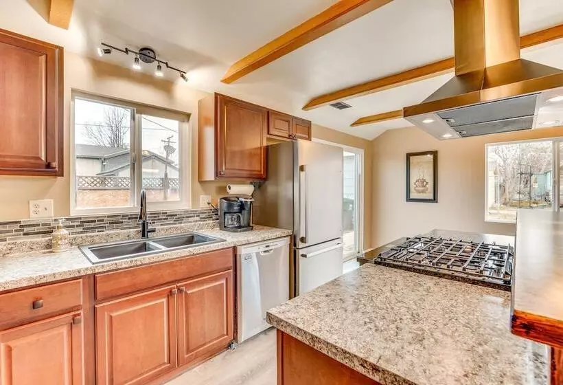 Family Friendly Ontario Home In Central Location!