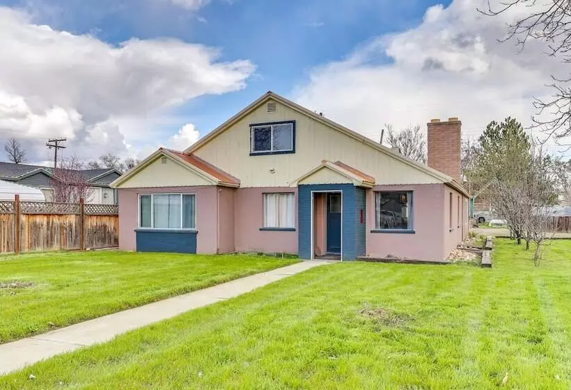 Family Friendly Ontario Home In Central Location!