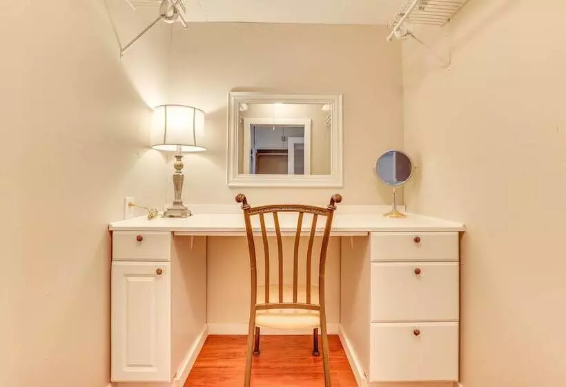 Family Friendly Ontario Home In Central Location!