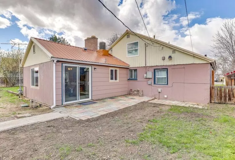 Family Friendly Ontario Home In Central Location!