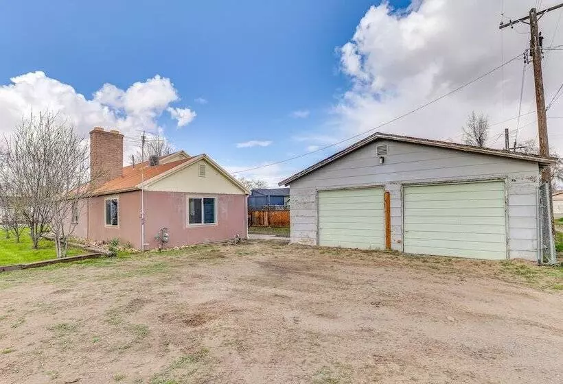 Family Friendly Ontario Home In Central Location!