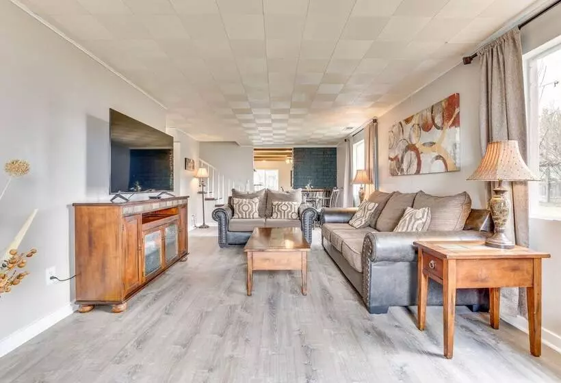 Family Friendly Ontario Home In Central Location!