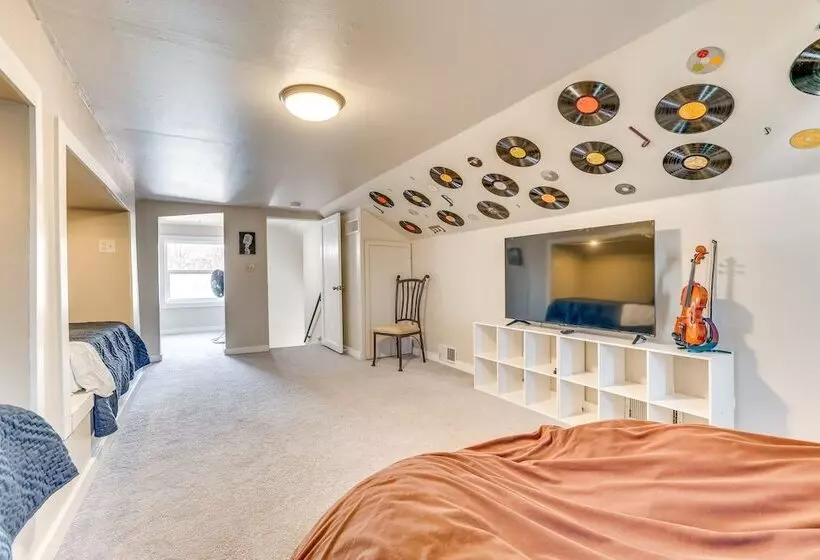 Family Friendly Ontario Home In Central Location!