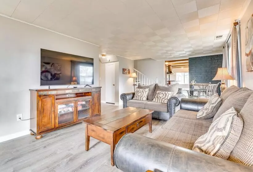 Family Friendly Ontario Home In Central Location!