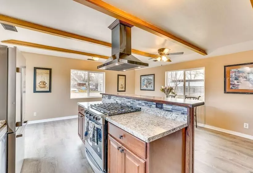 Family Friendly Ontario Home In Central Location!