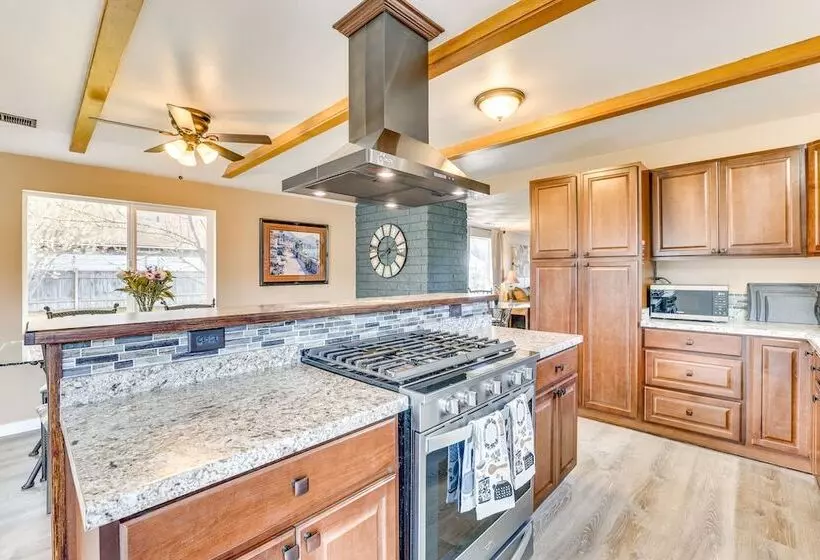 Family Friendly Ontario Home In Central Location!