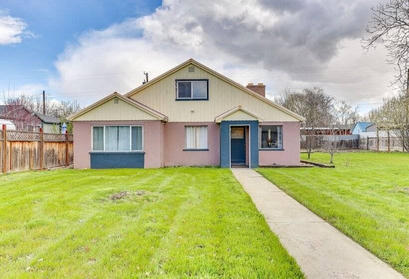 Family Friendly Ontario Home In Central Location!