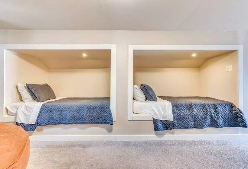 Family Friendly Ontario Home In Central Location!