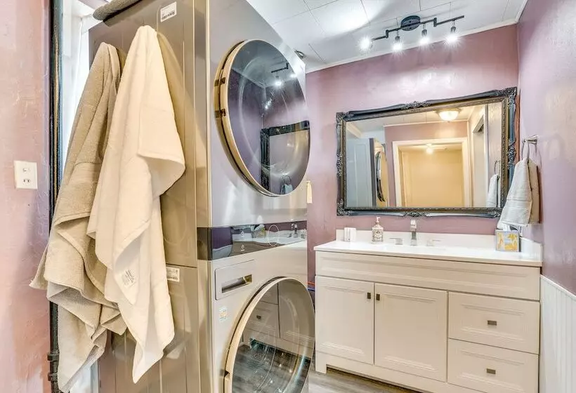 Family Friendly Ontario Home In Central Location!