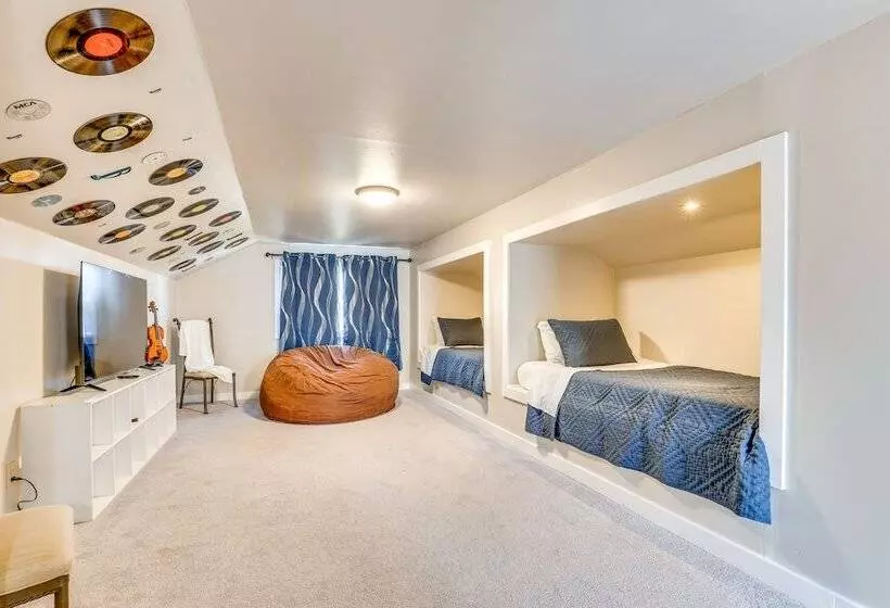 Family Friendly Ontario Home In Central Location!