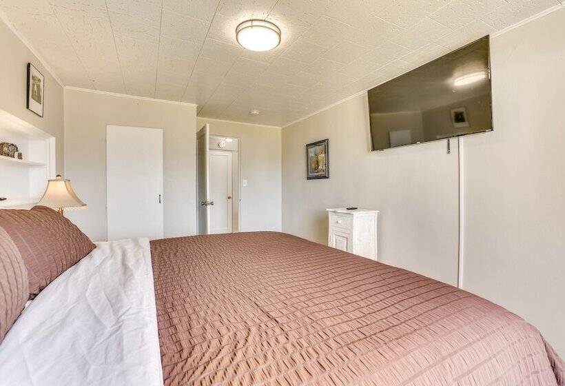 Family Friendly Ontario Home In Central Location!