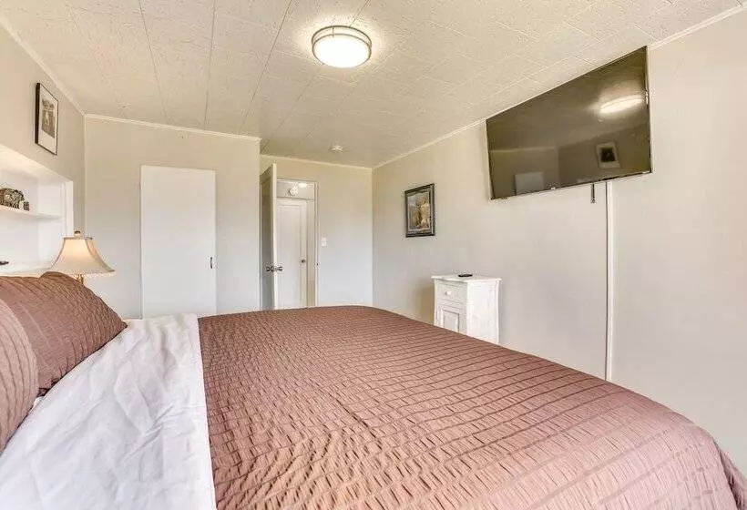 Family Friendly Ontario Home In Central Location!