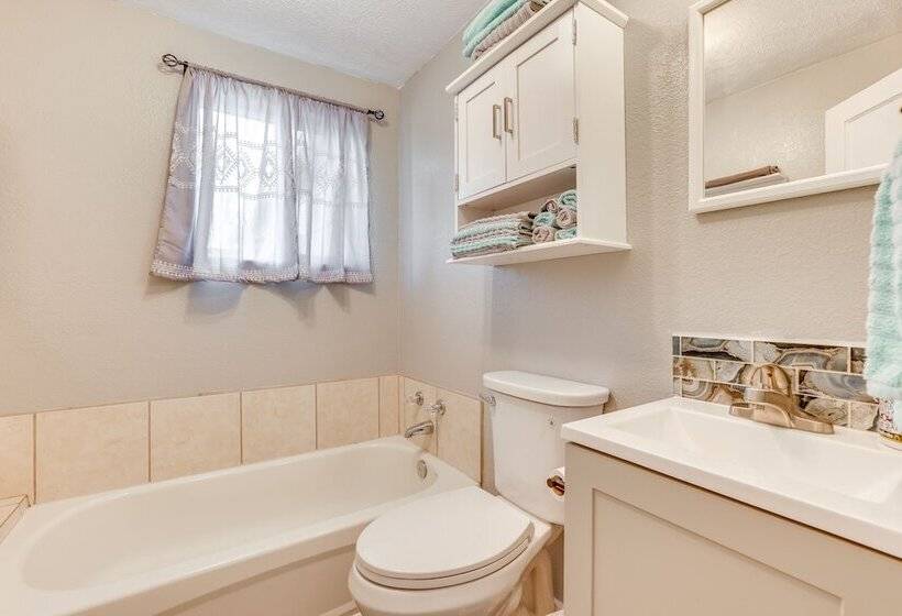 Family Friendly Ontario Home In Central Location!