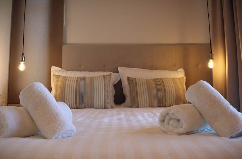 בית מלון כפרי Almyres Luxurious Residences