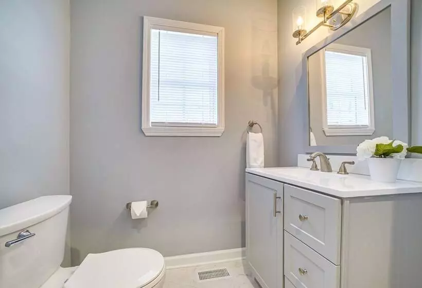 Louisville Retreat W/ Deck ~ 11 Mi To Downtown!