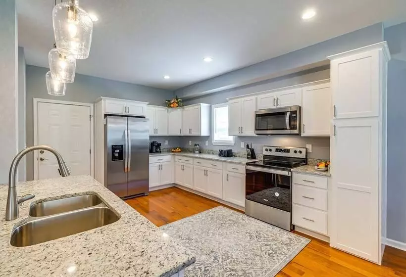 Louisville Retreat W/ Deck ~ 11 Mi To Downtown!